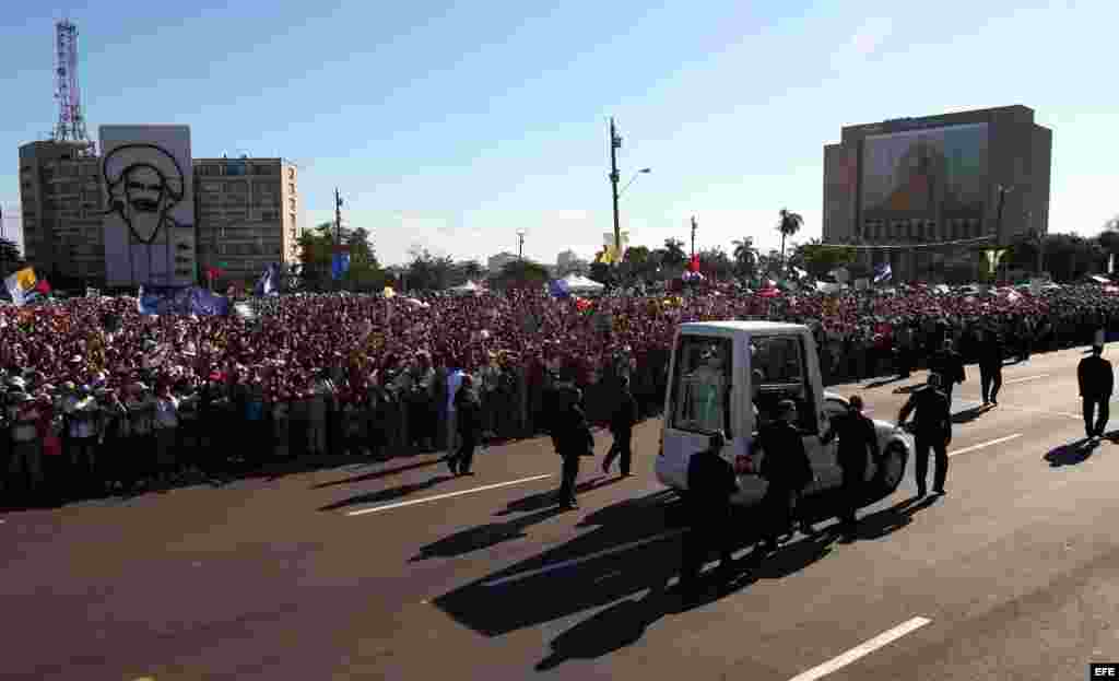 El Papa Benedicto XVI arriba en el papam&oacute;vil hoy, mi&eacute;rcoles 28 de marzo de 2012, a la Plaza de la Revoluci&oacute;n Jos&eacute; Mart&iacute;, en La Habana