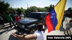 Vecinos de Luis Manuel Díaz lo reciben en Barrancas, Colombia, luego de ser liberado por sus secuestradores, el grupo guerrillero ELN. (AP/Iván Valencia)