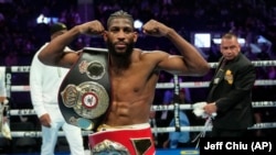 Andy Cruz celebra después de derrotar a Jovanni Straffon en la pelea de boxeo de la AMB, el 9 de diciembre de 2023, en San Francisco. (Foto AP/Jeff Chiu)