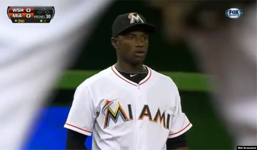 El torpedero cubano de los Miami Marlins Adeiny Hechavarría, batea para .277, con 15 dobles, 4 triples y 21 carreras impulsadas.