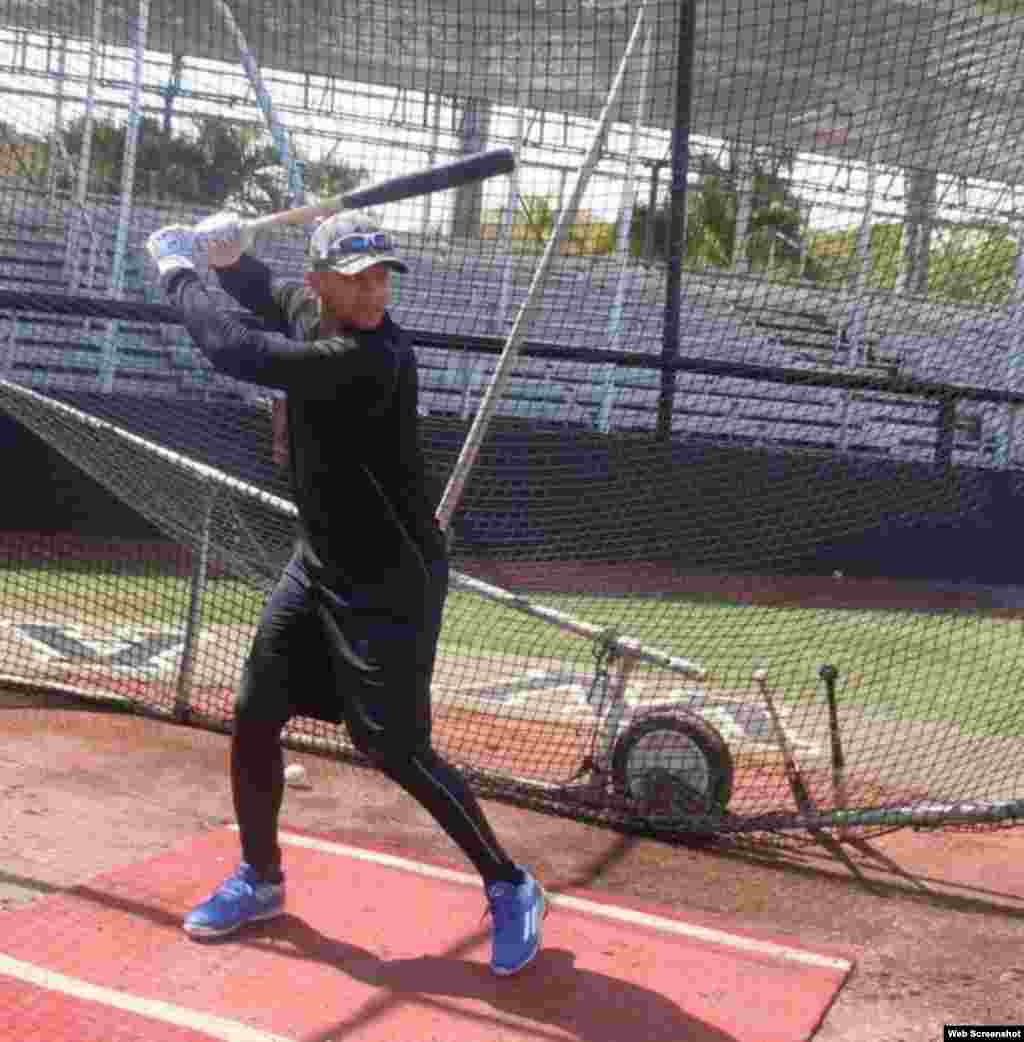 Yulieski Gourriel en una sesión de bateo en el campo de entrenamiento en EEUU.