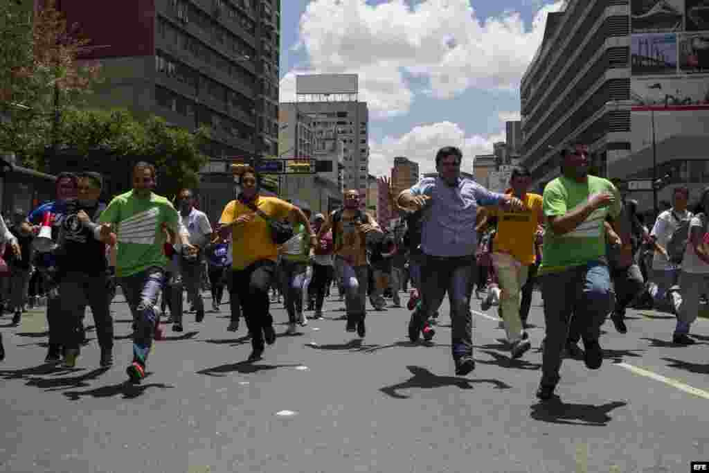 Un grupo de personas participa en una marcha convocada por los estudiantes