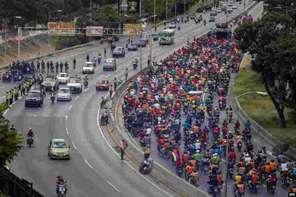 n grupo de personas seguidoras del Gobierno participa en una manifestación hoy, 1 de septiembre del 2016, en la ciudad de Caracas ((Venezuela).