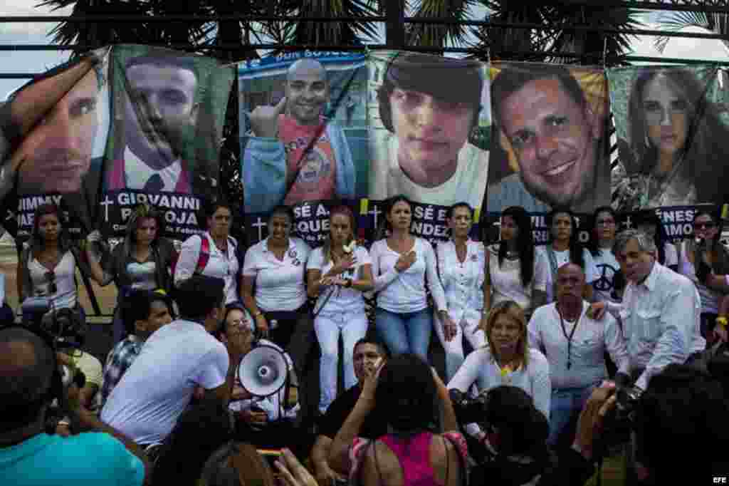 Un grupo de personas protesta contra el Gobierno de Nicolás Maduro hoy, martes 4 de marzo de 2014, en Caracas