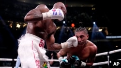 Yordenis Ugas, izquierda, pelea contra Mario Barrios en un combate el 30 de septiembre de 2023 en Las Vegas. (Foto AP/John Locher)