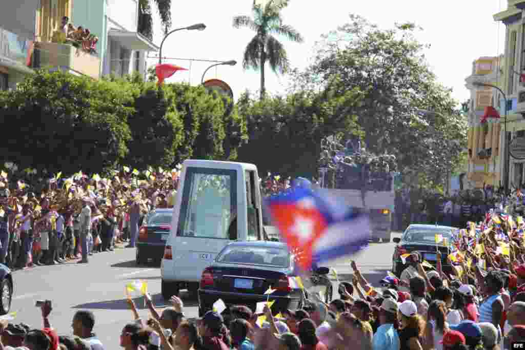 Fotografía de archivo. El papa Benedicto XVI hizo un recorrido en el papamóvil el lunes 26 de marzo de 2012, a su llegada a Santiago de Cuba. EFE/Rolando Pujol