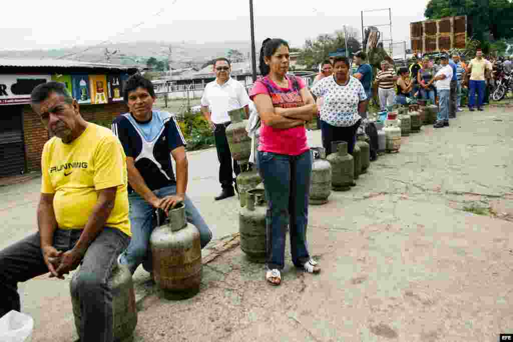 Un grupo de personas espera para poder comprar productos en San Cristóbal