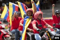 Los colectivos motorizados en un desfile chavista.