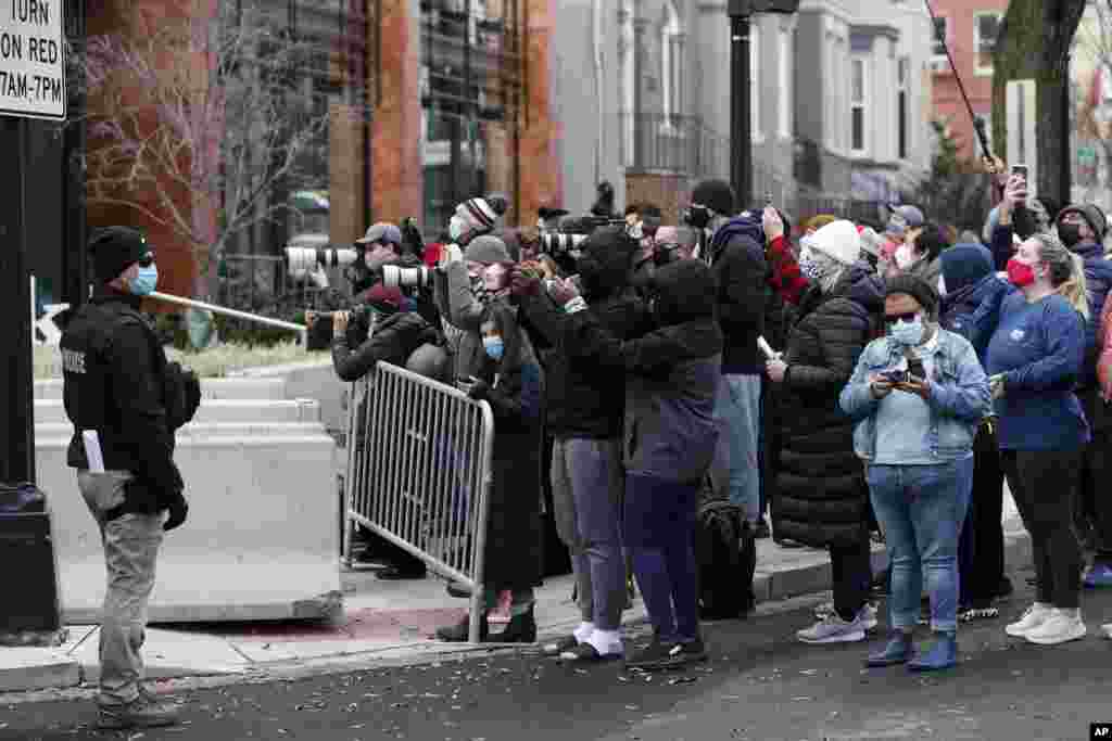 La gente se agolpa alrededor de una valla de seguridad cerca de la Catedral de San Mateo Ap&#243;stol, donde el presidente electo Joe Biden y la vicepresidenta electa Kamala Harris asistieron a un servicio religioso en Washington. (AP / Rebecca Blackwell)