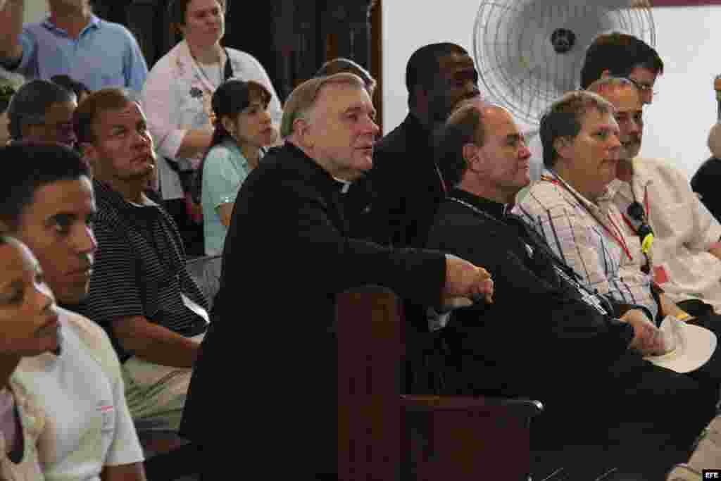 Un grupo de peregrinos católicos de Miami, encabezados por el Arzobispo de Miami, Thomas Wenski, visita el lunes 26 de marzo de 2012, el santuario de la Virgen de la Caridad en el poblado del Cobre, en Santiago de Cuba