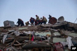 Rescatistas turcos tratan de sacar a Ergin Guzeloglan, de 36 años, de entre los escombros de un edificio caído cinco días después del devastador terremoto. (AP Foto/Can Ozer)