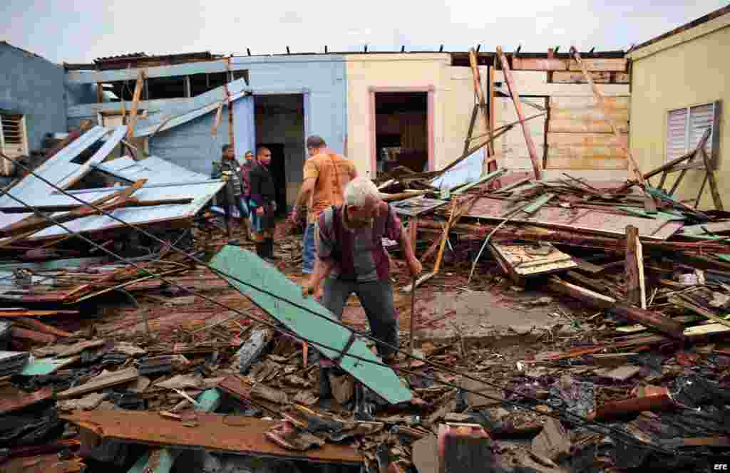 Cubanos se recuperan hoy, miércoles 5 de octubre de 2016, de los destrozos y estragos causados por el paso del huracán Matthew en Baracoa, provincia de Guantánamo (Cuba).