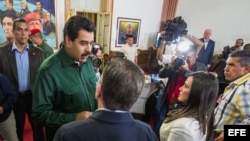 Maduro recibe a alcaldes opositores