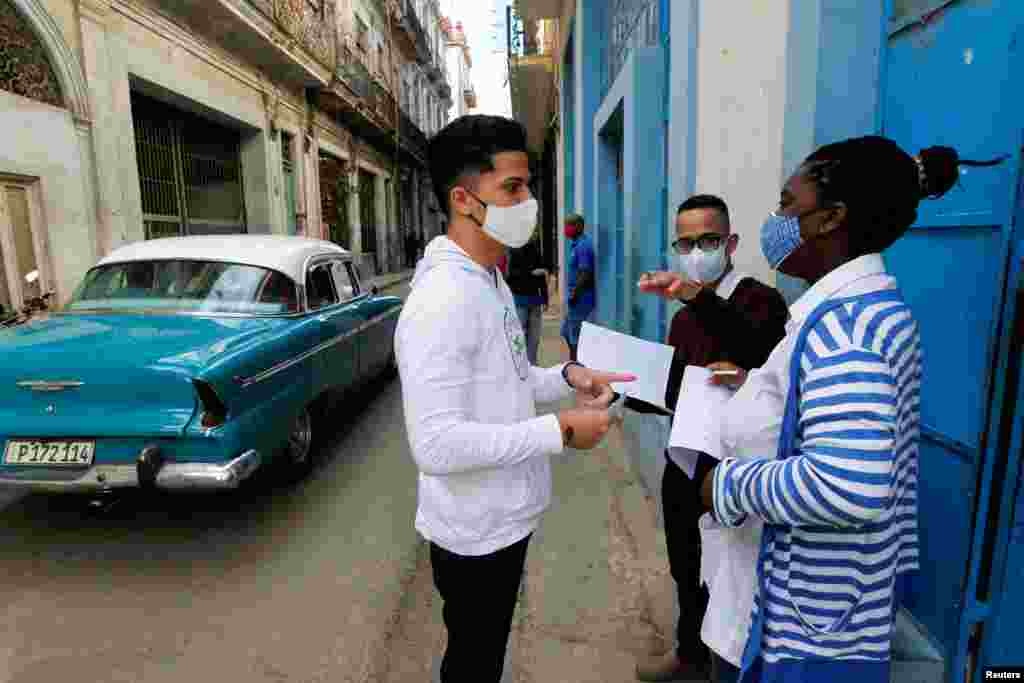 Estudiantes de medicina realizan una pesquisa en un barrio habanero en busca de s&#237;ntomas de COVID-19 entre los residentes. REUTERS/Stringer