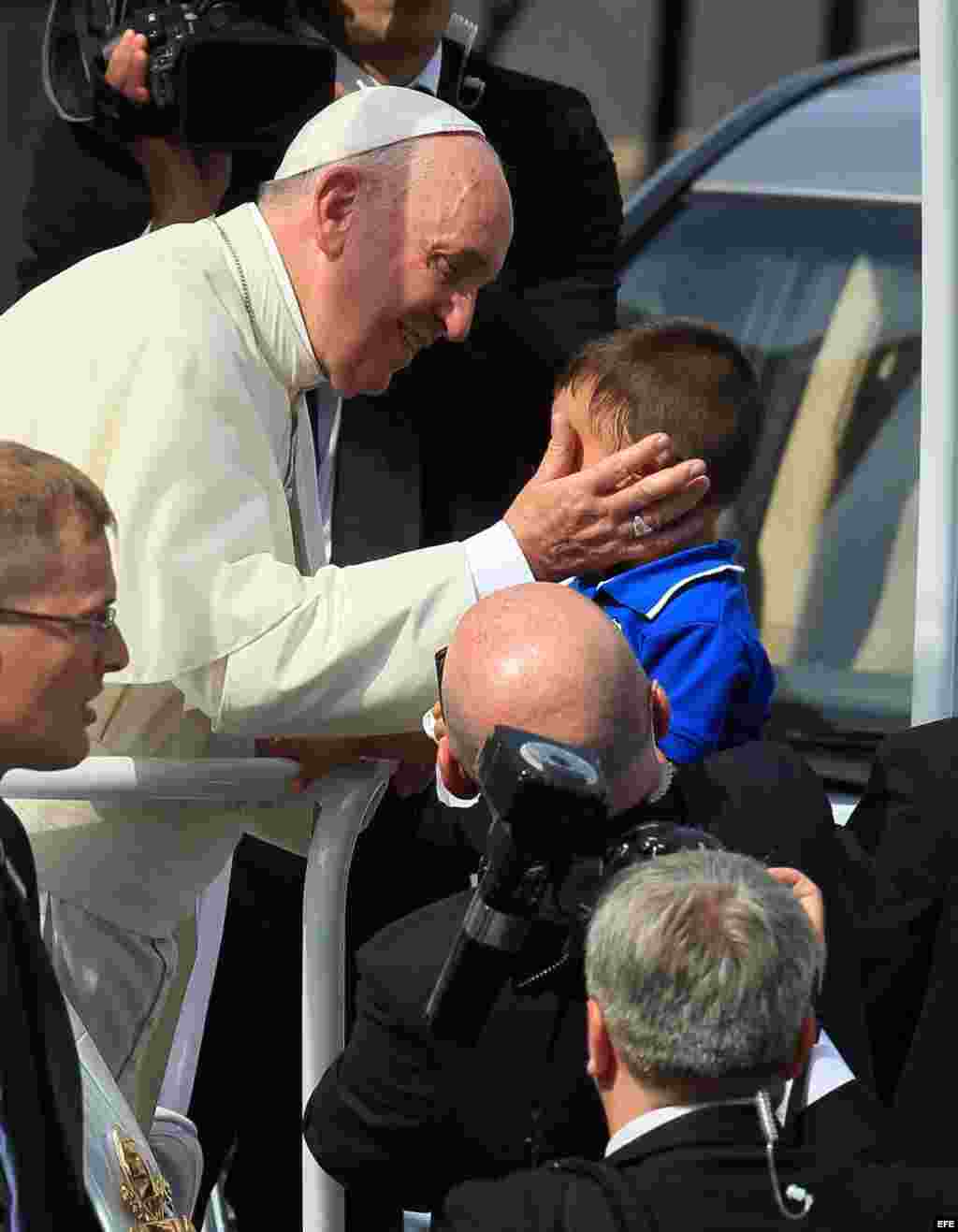 El papa Francisco saluda a un niño, a su llegada a la Catedral de Santiago de Cuba (22 de septiembre, 2015).