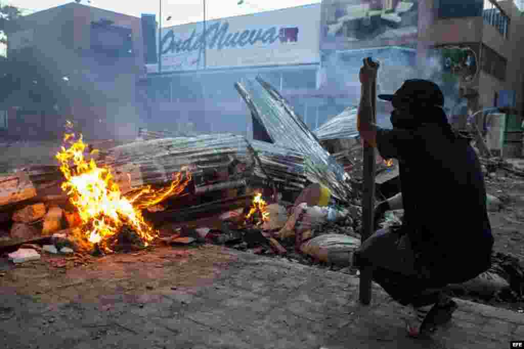 Manifestantes se enfrentan a miembros de la Policía Nacional Bolivariana