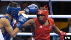 Foto de archivo. Guillermo Rigondeaux (rojo) pelea contra el tailandés Worapoj Petchkoom (azul) en los Juegos Olímpicos de Atenas 2004. 