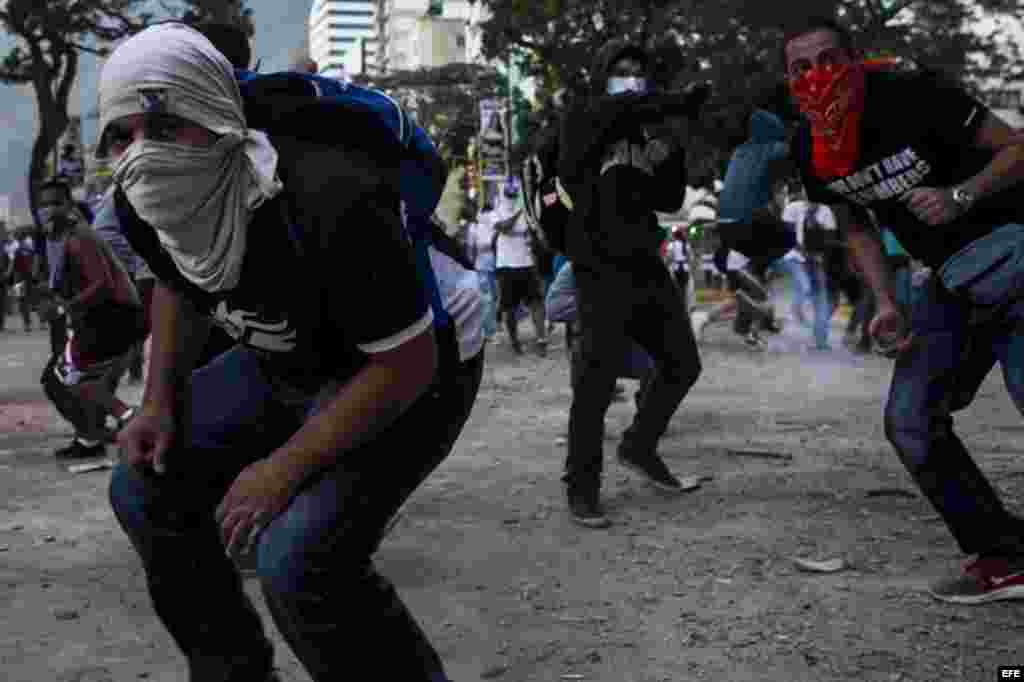 Manifestantes se enfrentan a miembros de la Policía Nacional Bolivariana