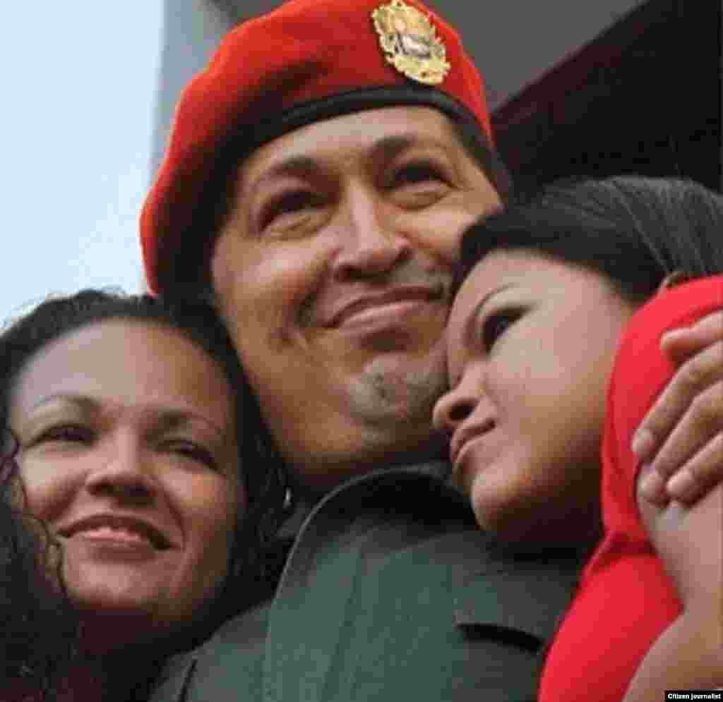 Las hijas de Hugo Chávez junto a su padre.