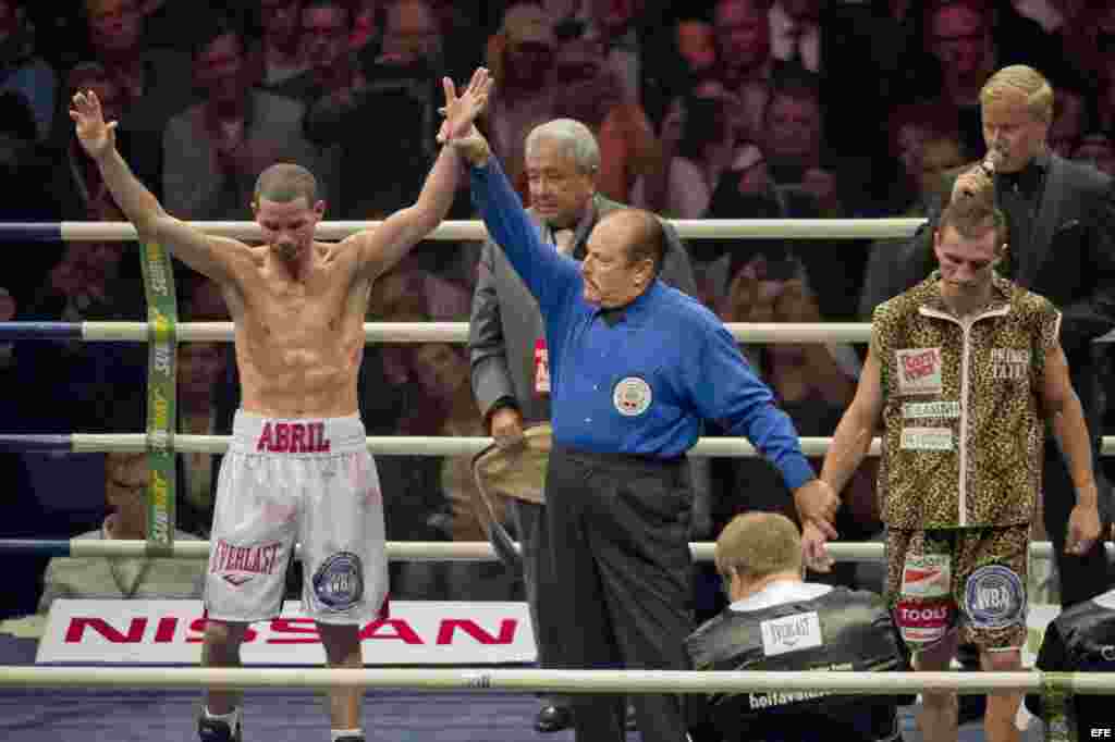 El juez levanta la mano al campeón.