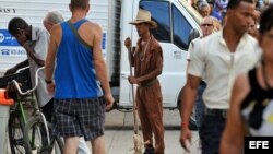 Un trabajador estatal barre las calles en Centro Habana.