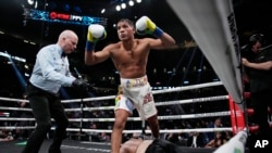 David Morrell Jr. pasa por encima de Yamaguchi Falcao después de noquearlo durante una pelea de boxeo por el título de peso súper mediano, en Las Vegas, 22 de abril de 2023. (Foto AP/John Locher)