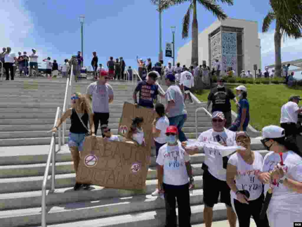 Exiliados en la escalinata de entrada al BallPark de Palm Beaches