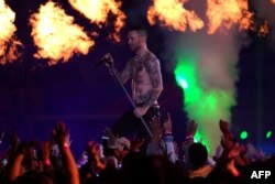 Adam Levine, vocalista de Maroon 5, durante el espectáculo de medio tiempo del Super Bowl 53.