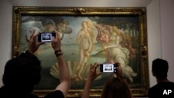 Visitantes admiran de cerca el "Nacimiento de Venus" del pintor del Renacimiento temprano Sandro Botticelli, en el museo de la Galería Uffizi, en Florencia, Italia. (AP Foto/Luca Bruno)