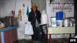 Un hombre trata de salvar algunas pertenencias en su casa inundada el jueves, 24 de mayo de 2012, en Yaguajay, provincia de Sancti Spíritus, Cuba.