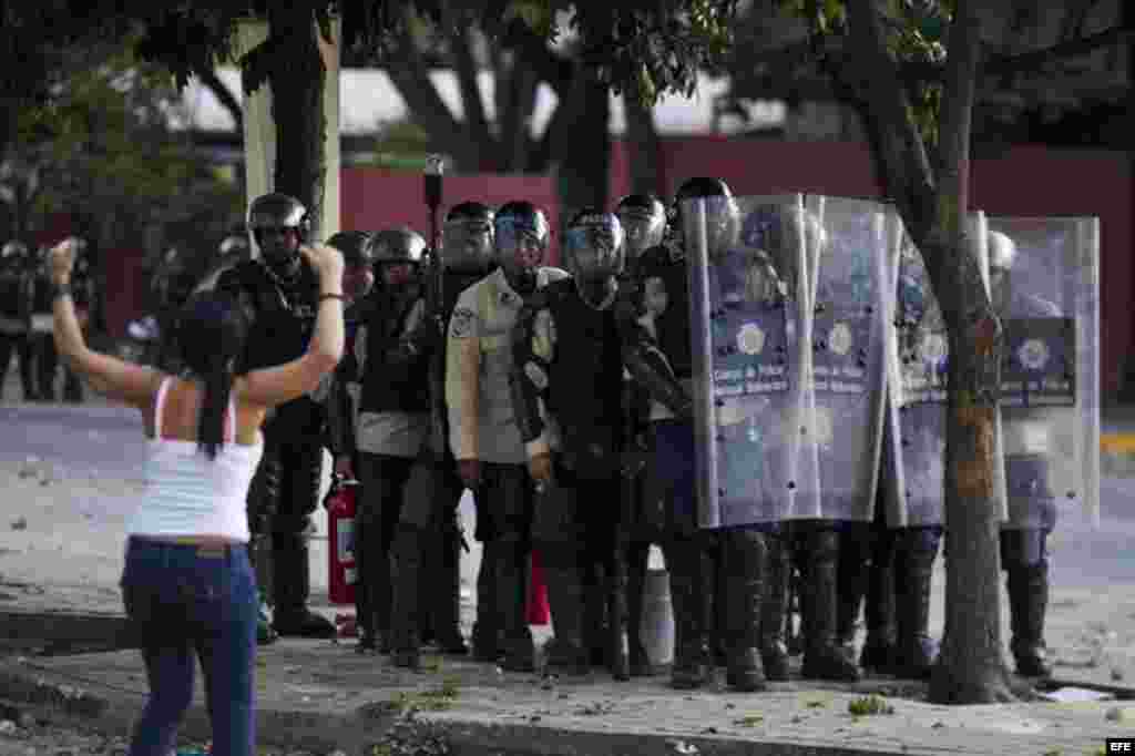 Manifestantes se enfrentan a miembros de la Policía Nacional Bolivariana