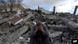 Una sobreviviente se lamenta sobre los escombros de un edificio que se derrumbó por el sismo del lunes, en Nurdagi, sur de Turquía. (AP Foto/Khalil Hamra)