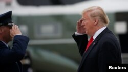 El presidente Donald Trump hace un saludo militar en la Base Andrews, Maryland.