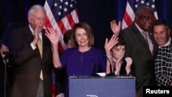 La posible próxima portavoz de la Cámara de Representantes, la demócrata Nancy Pelosi, y otros correligionarios celebran el control de la obtenido en las elecciones legislativas de 2018