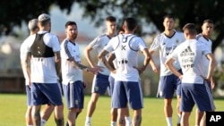 El delantero argentino Lionel Messi charla con sus compañeros durante un entrenamiento de la selección en Belo Horizonte, Brasil, el lunes 1 de julio de 2019. (AP Foto/Ricardo Mazalán)