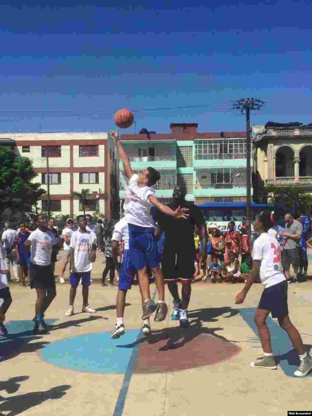 Shaquille O&#39;Neal entrena con el equipo juvenil de baloncesto en las canchas de 23 y B, en el barrio habanero del Vedado. Cortesía Vistar Magazine.