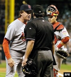 El entrenador de los Cardenales de San Luis, Tony LaRussa (izda), discute con el árbitro Phil Cuzzi (izda).