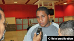 Alfredo Despaigne a su llegada al Aeropuerto Internacional José Martí.