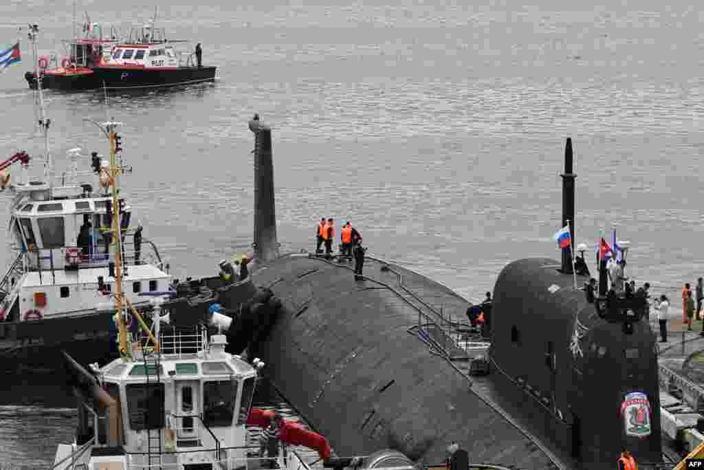 El submarino ruso de propulsión nuclear Kazán, parte del destacamento naval ruso que visita Cuba, atraca en el puerto de La Habana el 12 de junio de 2024.&nbsp;YAMIL LAGE / AFP)