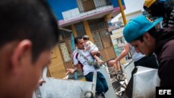 Manifestantes bloquean la avenida Carabobo en San Cristóbal, estado Tachira (Venezuela), donde el estudiante Daniel Tinoco recibió el lunes un balazo mortal en el pecho.