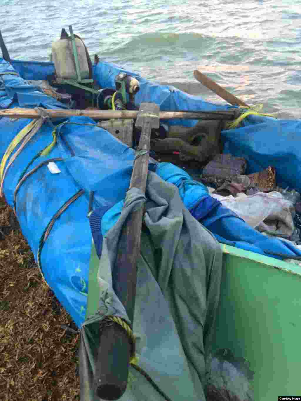 Embarcación en la que 13 cubanos viajaron desde Cuba hasta Key Biscayne. Foto Cortesía de Jorge L. Camero. 