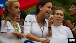 La dirigente opositora María Corina Machado (c), junto a un grupo de manifestantes opositores al gobierno del presidente venezolano Nicolás Maduro.