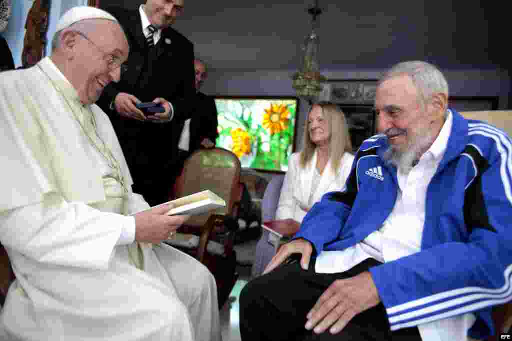 El papa Francisco y Fidel Castro, de 89 años y retirado del poder en 2006, celebraron en La Habana después que el pontífice oficiara una misa multitudinaria en la emblemática Plaza de la Revolución ante unas 200.000 personas.