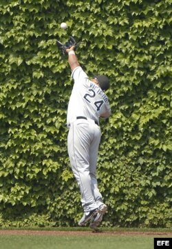 Dayán Viciedo atrapa una bola ante los Cachorros el miércoles, 29 de mayo de 2013.