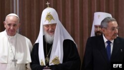 El papa Francisco, el patriarca Kirill y el gobernante Raúl Castro se reúnen en el aeropuerto José Martí de La Habana.