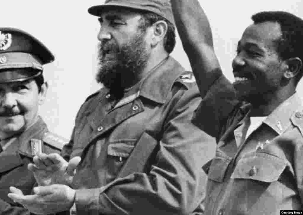 Mengistu Haile Mariam: Militar golpista etíope, autor de la violenta campaña represiva conocida como Terror Rojo que entre 1977 y 1978 ultimó de entre 725 mil a más un millón de personas en el país. En esta fotografía junto a Fidel y Raúl Castro.