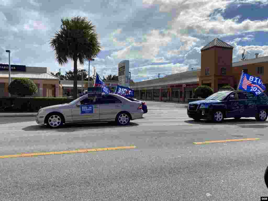 Partidarios del candidato dem&#243;crata Joe Biden desfilan por Miami.