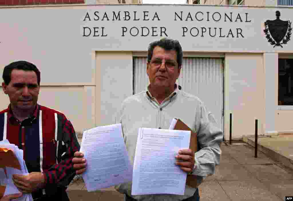 Payá habla a la prensa frente a la Asamblea Nacional, el 18 de diciembre de 2007, tras entregar una carta solicitando la aprobación de dos nuevas leyes: amnistía general para los presos políticos y libertad para salir y regresar al país para todos los cub