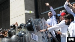 Un grupo de médicos que intentaba marchar el lunes 10 de marzo de 2014, es detenido por la Policía Nacional Bolivariana (PNB) en una calle de Caracas (Venezuela).