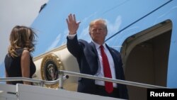 El presidente de los Estados Unidos, Donald Trump, aborda el Air Force One con la primera dama Melania Trump después de visitar el sitio de un tiroteo masivo en Dayton, Ohio, 7 de agosto de 2019. RE